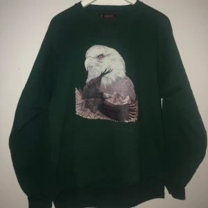 Vintage tröja - En snygg grön vintage tröja i storlek Medium. Inte använd och knappt några flaws förutom i lappen på andra bilden. Snygg liten detalj på armen med en fjäder. True to size. Behöver ni fler bilder är de bara att höra av sig. Köpren står för frakt. Buda gärna