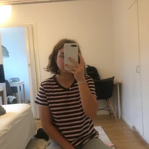 Tre tröjor - Säljer dessa tre tröjor:) 1. En brun och rosa randig tröja. Skitsnygga färger😍 står att den är xxl men skulle säga mer s/m 70kr 2. Orange champion T-shirt, står L men den är mer M. 100kr 3. Thrasher longsleeve M tts allmänt nice tröja 150kr. Paketpris 250kr