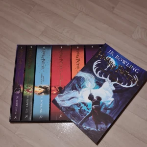 Harry Potter kollektionen - Säljer hela harry potter bokserien på engelska. (Pocketformat) Mycket bra skick då jag bara läst 1-3. Denna versionen har en ny design på omslagen. Frakt ingår ej i priset!                                                                                                   Nypris: 710 kr
