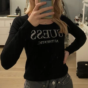 Svart, stickad tröja från Guess - Svart, stickad tröja från Guess i storlek xs/s