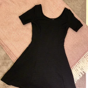 Kort söt klänning - Använd några få gånger, för liten nu. Supersöt med ett par sneakers, boots eller klackar och skönt stretchmaterial! Från H&Ms divided-kollektion!