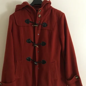 Kappa - En fin kappa som har väldigt fina knappar med en fin färg och har andra knappar till som går att sätta ihop. Kappan har aldrig blivit använd. Skulle passa perfket med en tjock tröja under och sedan den över:)