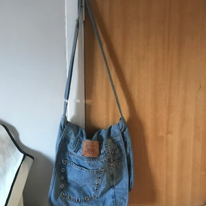Vintage jeans väska  - Cool vintage väska gjord av ett par omsydda jeans❤️