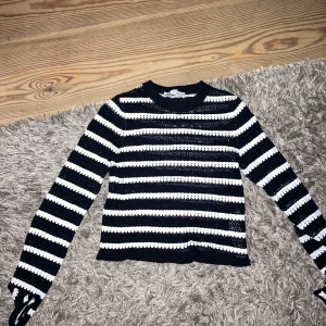 Randig zara tröja - randig zara tröja i nyskick. Säljer då den inte kommer till användning:)