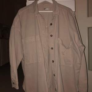En oversize skjorta som kan användas som en tunn jacka eller en tröja