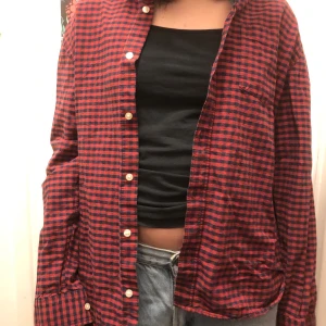 Rutig skjorta  - Skjorta i bra skick, köparen står för frakten!