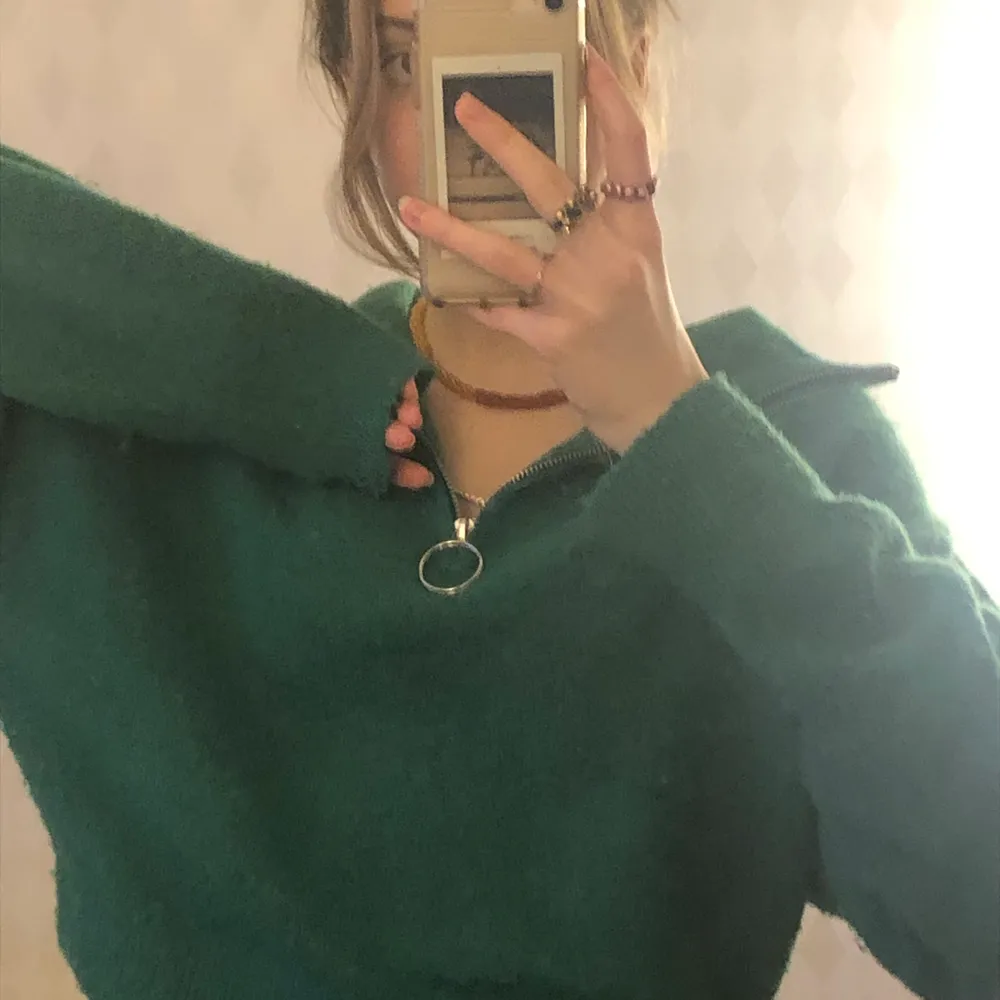 Mysigaste zip-up sweatern i den perfekta gröna färgen. Tröjan är jätteskön och värmande men såpass sval att man kan ha något under! Köparen står för frakt men möts helst upp💖. Tröjor & Koftor.