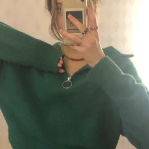 Grön Sweater - Mysigaste zip-up sweatern i den perfekta gröna färgen. Tröjan är jätteskön och värmande men såpass sval att man kan ha något under! Köparen står för frakt men möts helst upp💖