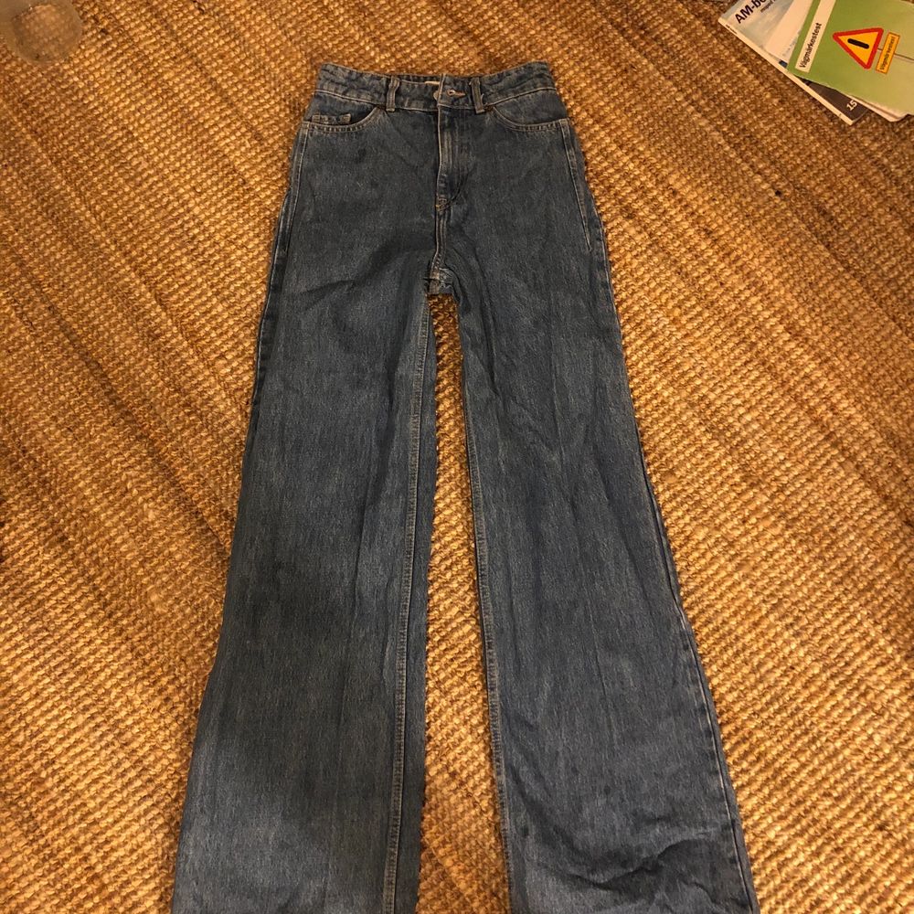 Säljer mina super trendiga zara jeans i storlek 24! Dom är använda kanske 5 gånger pågrund av att dom va lite för stora för mig! Jag är 170 o dom är långa på mig!Köpta för 400kr säljer för 200kr. Jeans & Byxor.