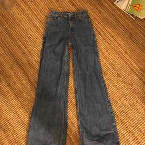 Säljer mina super trendiga zara jeans i storlek 24! Dom är använda kanske 5 gånger pågrund av att dom va lite för stora för mig! Jag är 170 o dom är långa på mig!Köpta för 400kr säljer för 200kr