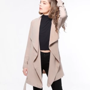 Kappa - Beige kappa / trenchcoat i storlek 34. Kan mötas upp i Jönköping annars tillkommer fraktkostnad. 🖤