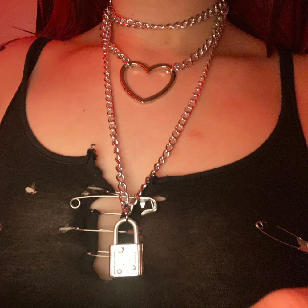 En av mina favorit chokers med ett silver hjärta och lås. Accessoarer.