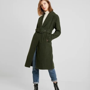 Grön kappa - HELT SLUTSÅLD. Säljer min fina kappa från Gina Tricot i mycket bra skick. Använd fåtal gånger! Passar S/M 36/38. Kan skicka mot fraktkostnad 🚚  