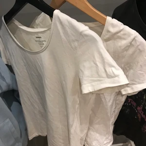 2 vita T-shirts  - Båda för 30 kr, vill bara bli av med dem.🥰 hör av er ifall ni har frågor!