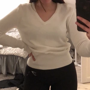 Gant tröja  - Vit tröja ifrån Gant i storlek S, knappt använd och är i väldigt bra skick. Litet gant märke vid vänster handled och ganska långa ärmar. 