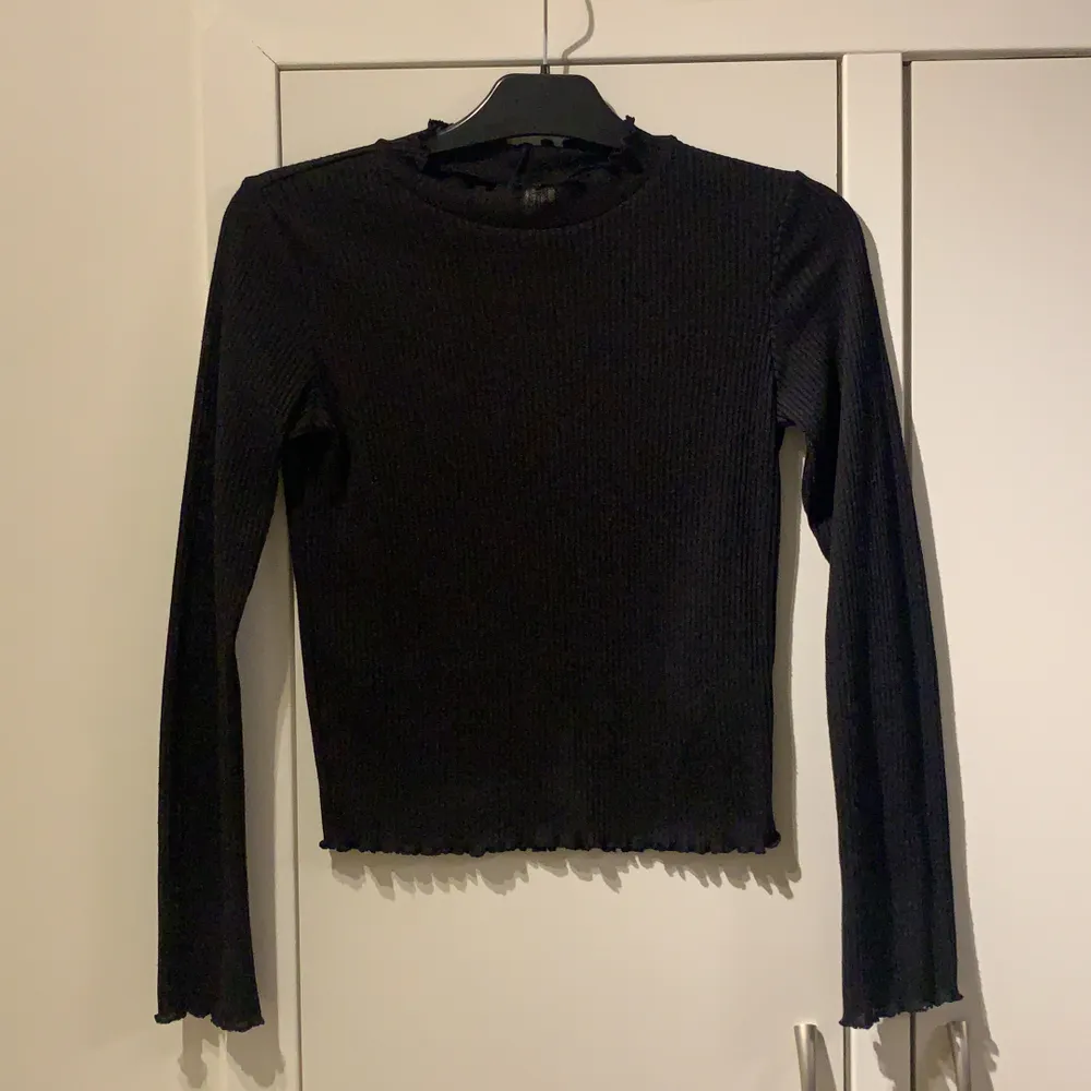 Snygg svart croppad tröja. Storlek XS/S. Lite genomskinlig men snygg med en spetstopp/linne eller liknande under. Säljer för 40kr + frakt 44kr. . Tröjor & Koftor.