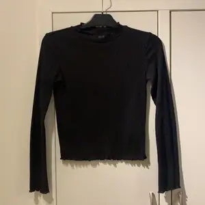 Snygg svart croppad tröja. Storlek XS/S. Lite genomskinlig men snygg med en spetstopp/linne eller liknande under. Säljer för 40kr + frakt 44kr. 