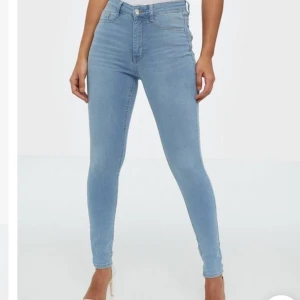 Molly Jeans - •Ljusblå jeans från Gina Tricot i modellen Molly🥰.                               •Aldrig använda då dom är för små.                             •Dom är en storlek xs men tror att dom är lite små i storleken