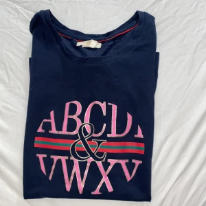 T-shirt från Lindex i storlek S - Jättefin oxh helt oanväd t-shirt från Lindex. Fick det som present men har aldrig använt den. Passar både S och M 