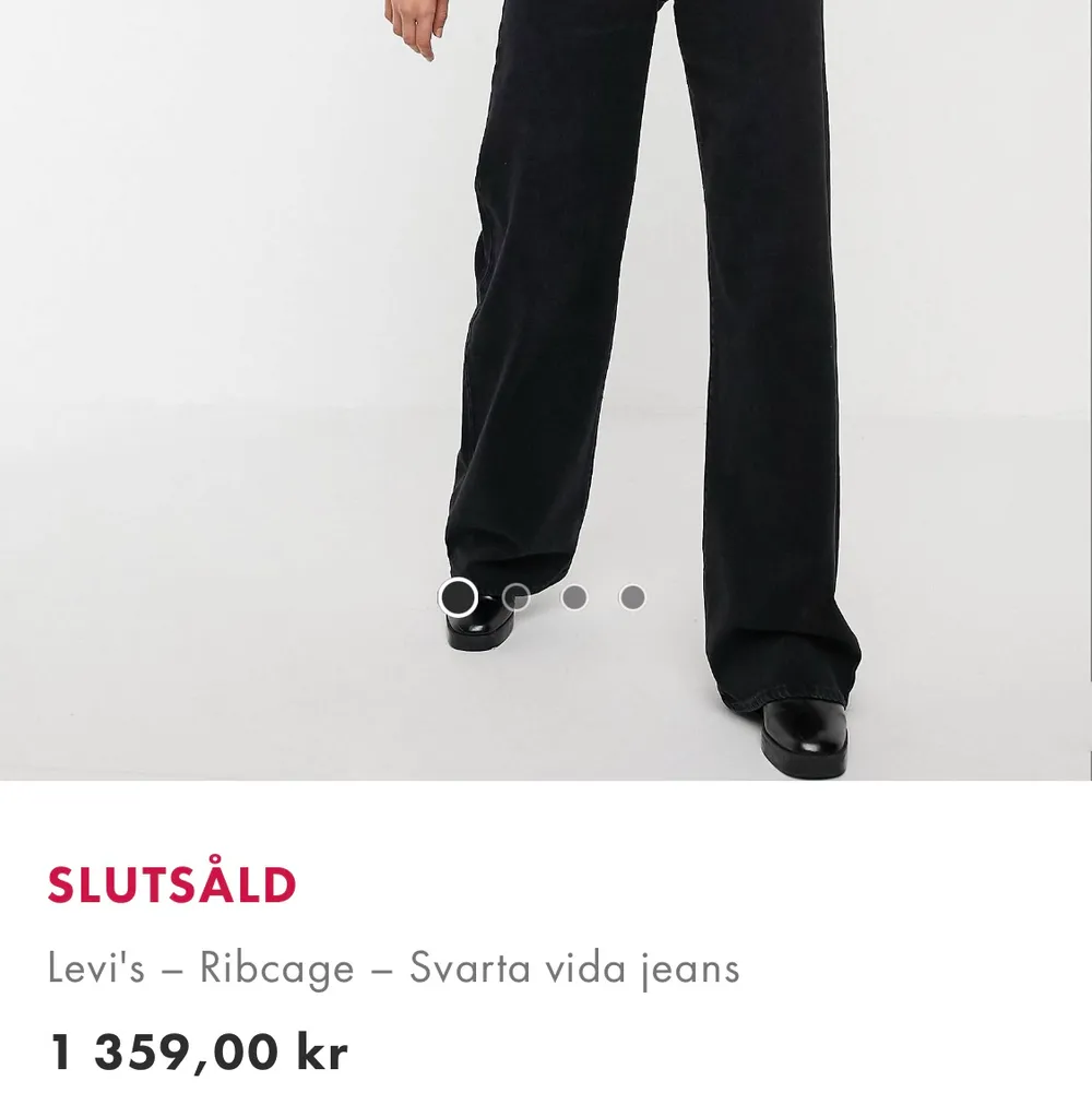 🦋 Säljer mina svarta Levis i modellen Ribcage Wide Leg. Går inte ner i pris lägre än 500 kr. Frakten betalas av köpare, men bor man nära eller i Malmö möter jag mer än gärna upp. Storlek: W23/L31. Jag är 164 cm lång.  . Jeans & Byxor.