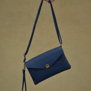 superbra väska - så bra väska som tyvärr inte kommer till användning då jag har liknande😊har två ”fickor” så det ryms mycket. banden är justerbara🧡