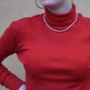 trendig röd polo! - snygg polotröja som är väldigt bekväm. passar bäst storlek M men även S (på bilden)💕passar till mycket💥