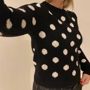OTHER STORIES TRÖJA - Säljer denna jättesnygga prickiga tröjan från & other stories. Jätteskön och jättesnygg. Fungerar att matcha med det mesta. För mer information kontakta mig😊💕