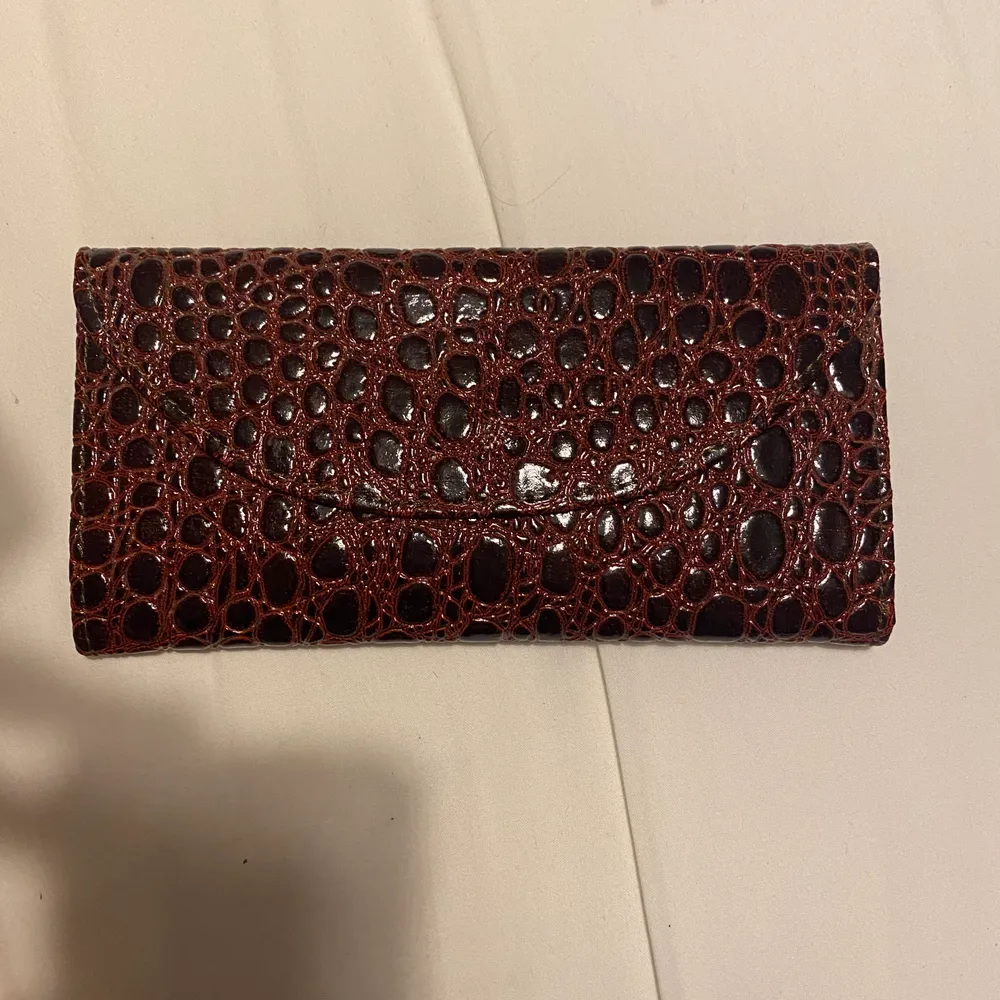 Säljer denna vinröda plånbok. Den är oanvänd. Den har skit coola detaljer både utifrån och inuti. Undrar man över något så är det bara att kontakta mig.. Väskor.