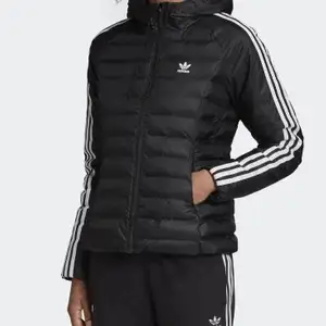 fett snygg adidas jacka går o styla till allt  är i storlek S o har aldrif använts ( Bilderna är lånade)