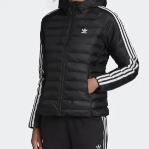 Adidas jacka  - fett snygg adidas jacka går o styla till allt  är i storlek S o har aldrif använts ( Bilderna är lånade)