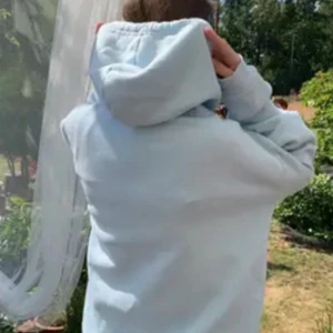 Hoddie - Jätte fin hoddie, i jätte bra skick. Säljs för att den inte kommer till användning.