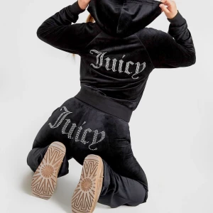 Juicy couture byxor - Aldrig använd med prislapp på. Säljs pga fel storlek. Färgen på byxorna är mörk blå och inte svart. Budet ligger på 800kr+ frakt men kan sälja för 780+frakt vid snabb affär