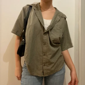 Oversized skjorta - Oversized skjorta! Passar som på bilden eller öppen. Kan mötas på söder annars står köparen för frakt på 45kr❤️