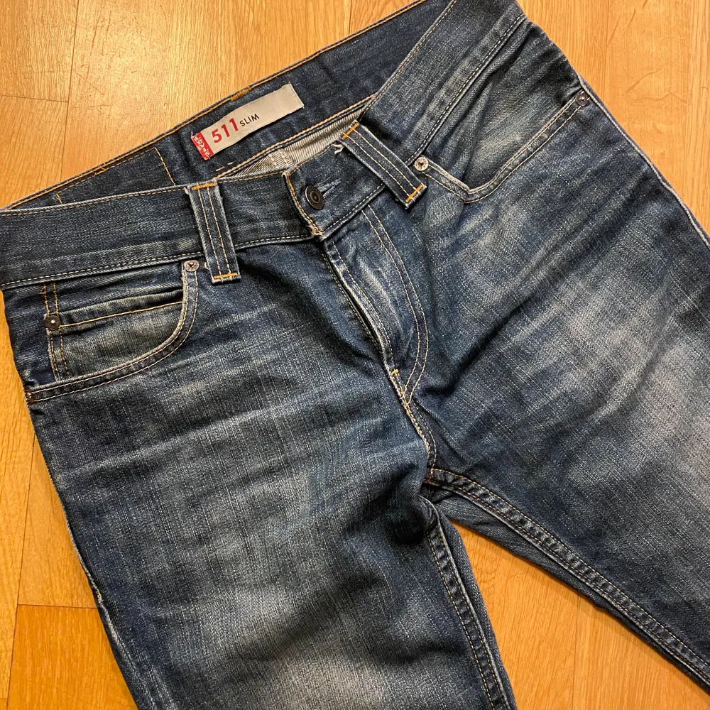 Såå fina vintage Levis. Strl 32 32 modell 511. Sitter snyggast på ngn som är runt 170 cm. Du blir garanterat ensam om dessa. Säljes för att de är för långa. Jeans & Byxor.