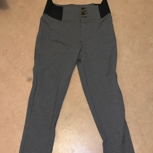 JEANS - Säljer ett par helt oanvända jeans, väldigt skönt material och snygg design, finns på gröna linjen, tar emot Swish & kontanter :)