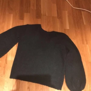 Stickad  tröja - Stickad tröja från NA-KD, har en öppning i ryggen, har i storlek xxs men skulle säga att det är mer s/m 