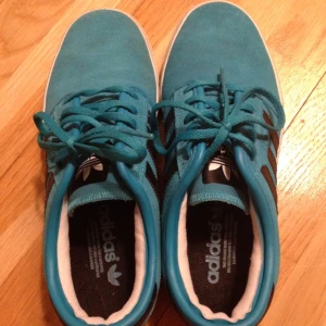  - Turkosa sneakers från Adidas.  Storlek US 5. Helt oanvända pga fel storlek.