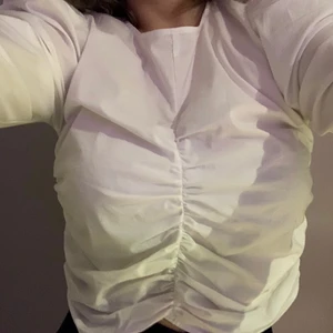 blus med puffärm - en helt oanvänd blus med puffärmar i storlek 40 från gina tricot. har aldrig använt och är i samma bra skick som när jag köpte den. säljer för 100 kr 💞💞