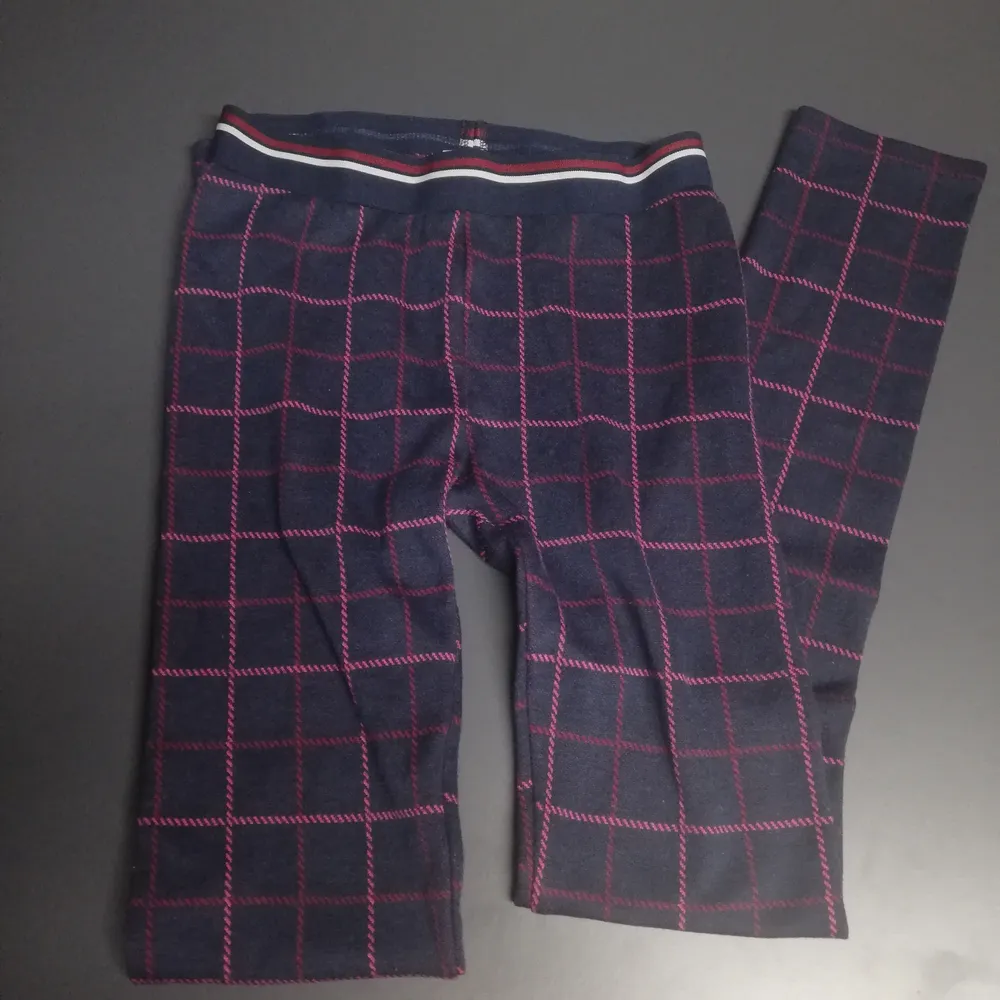 Tajta rutiga pyjamas byxor som är i mycket gott skick. Strl:152 knappt använda . Jeans & Byxor.