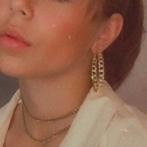 Guldiga ”flätade” hoops  - Populära utsålda guld örhängen, passar ej min stil. 