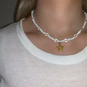 Vitt pärlhalsband med guld stjärna 🤍⭐️🥺💞💫 halsbandet försluts med lås och tråden är elastisk 