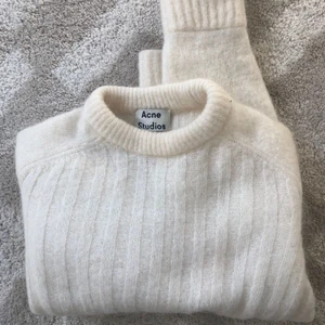 Stickad acne tröja  - Ser typ likadan ut som när den var ny, nypris 2600kr