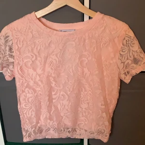 Rosa topp - En rosa spets topp. Aldrig använd. Pris:40kr+frakt strl: M