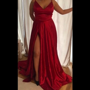 Klänning - Röd klänning som aldrig har använts. Priset kan diskuteras vid snabb affär. Kan mötas upp eller fraktas. Köpare står för frakt! 