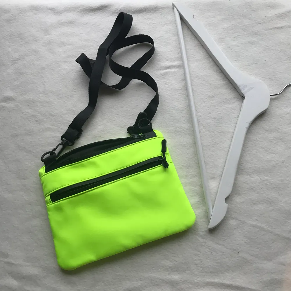 Gulgrön väska, använd en gång. Köpare står för frakt, möts ej upp! 🌸. Väskor.