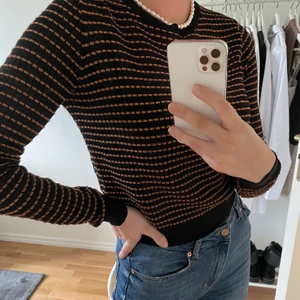Zara topp - En stickad topp från Zara med guld/bronzigt glitter. Passar perfekt till både vardags och fest. Köpt för 2 somrar sen men har tyvärr bara hängt på galgen. Passar från XS till M skulle jag säga. Högst bud vinner