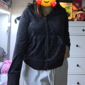 SAMMET KOFTA  - Säljer en svart sammet kofta, använt ett antal gånger, extremt skön att ha på sig, perfekt för dig som letar efter sammet kläder, finns på gröna linjen, tar emot Swish & kontanter :)