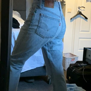 Levis Jeans - Säljer dessa vintage levisjeans som sitter som på bild 2. Älskar dessa men de har tyvärr blivit för korta för mig. 27/30 i längd passar ca XS -S. BUDA i kommentarerna