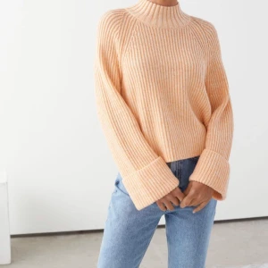 & Other Stories stickad tröja - Superfin pastellig stickad tröja från & Other Stories. Strl M. Sitter jättefint på och jättebra kvalite. Inga defekter. Köparen står för frakt.