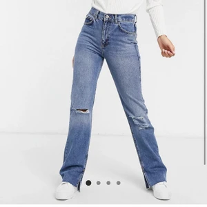 Jeans med slits - Från pull&bear. Använda 1 gång. Är 162 cm lång. Frakten ingår i priset (57kr) 🤍✨